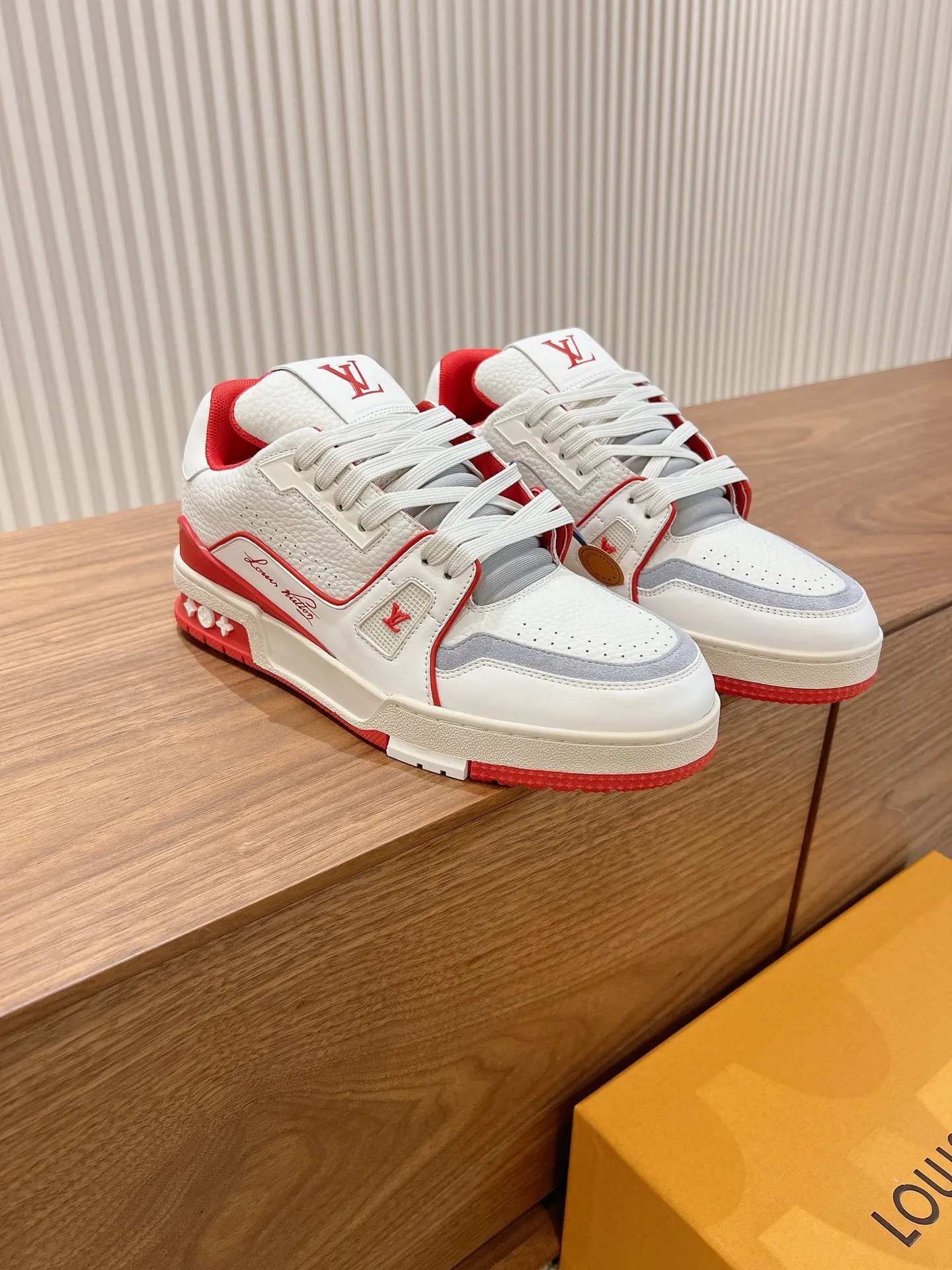 👟👟Ex-factory price 840👟👟 Dongguan high-end supply top version LV-Louis Vuitton 2022 catwalk new style, original 1:1 developed replica! ! It is very comfortable to wear on the foot. It is made of fine workmanship. The upper is spliced ​​with calfskin imported from Italy. The side is decorated with the brand's LOGO and signature. The cowhide foot pads are lined with mesh, making the foot feel super comfortable. The original two-color TPU combination outsole is specially provided by the original factory. Packing process: Goodyear stitching and overlocking Size: 35-44 standard size